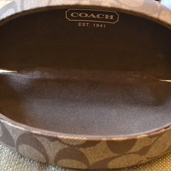 COACH Logo Eyeglass Case, Hard Clamshell Case - Picture 2 of 3